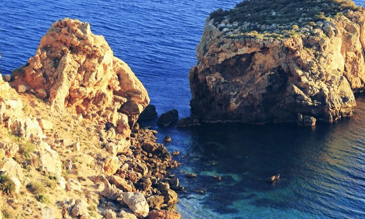 Acantilados y aguas azules de una cala cercana a Castell de Ferro