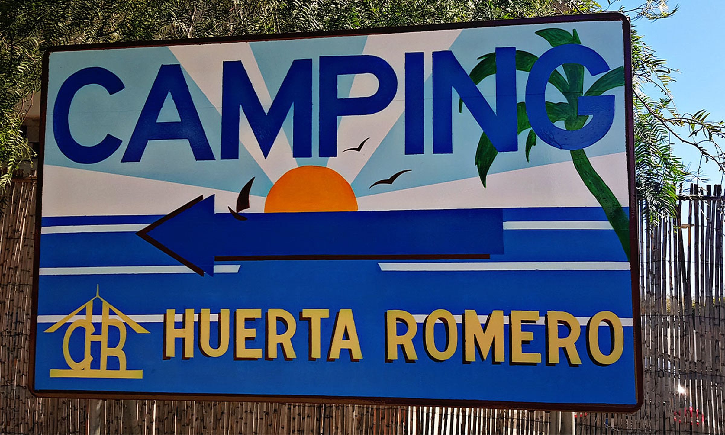 Cartel pintado a mano en la entrada del Camping Huerta Romero