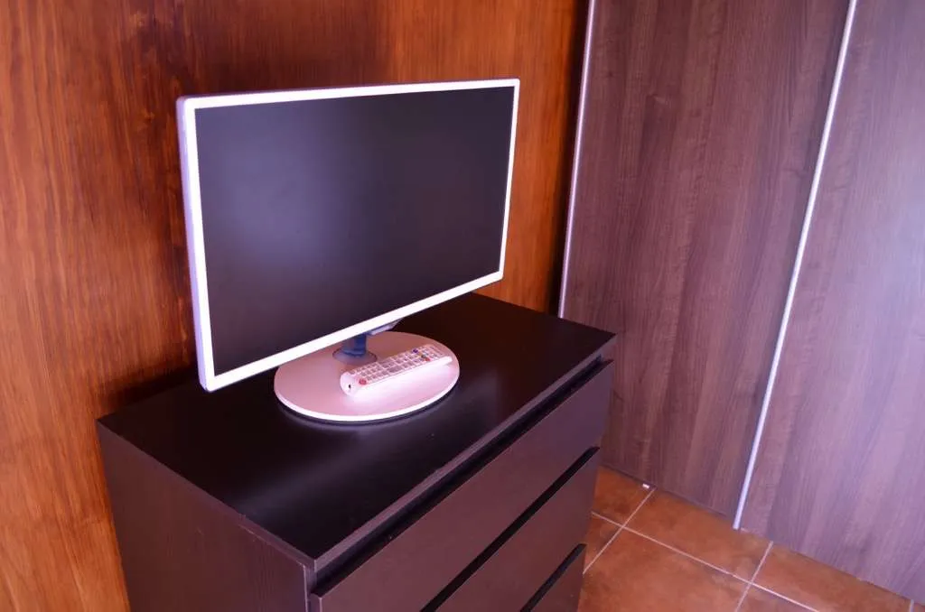 Televisor sobre la cómoda en la casita de madera